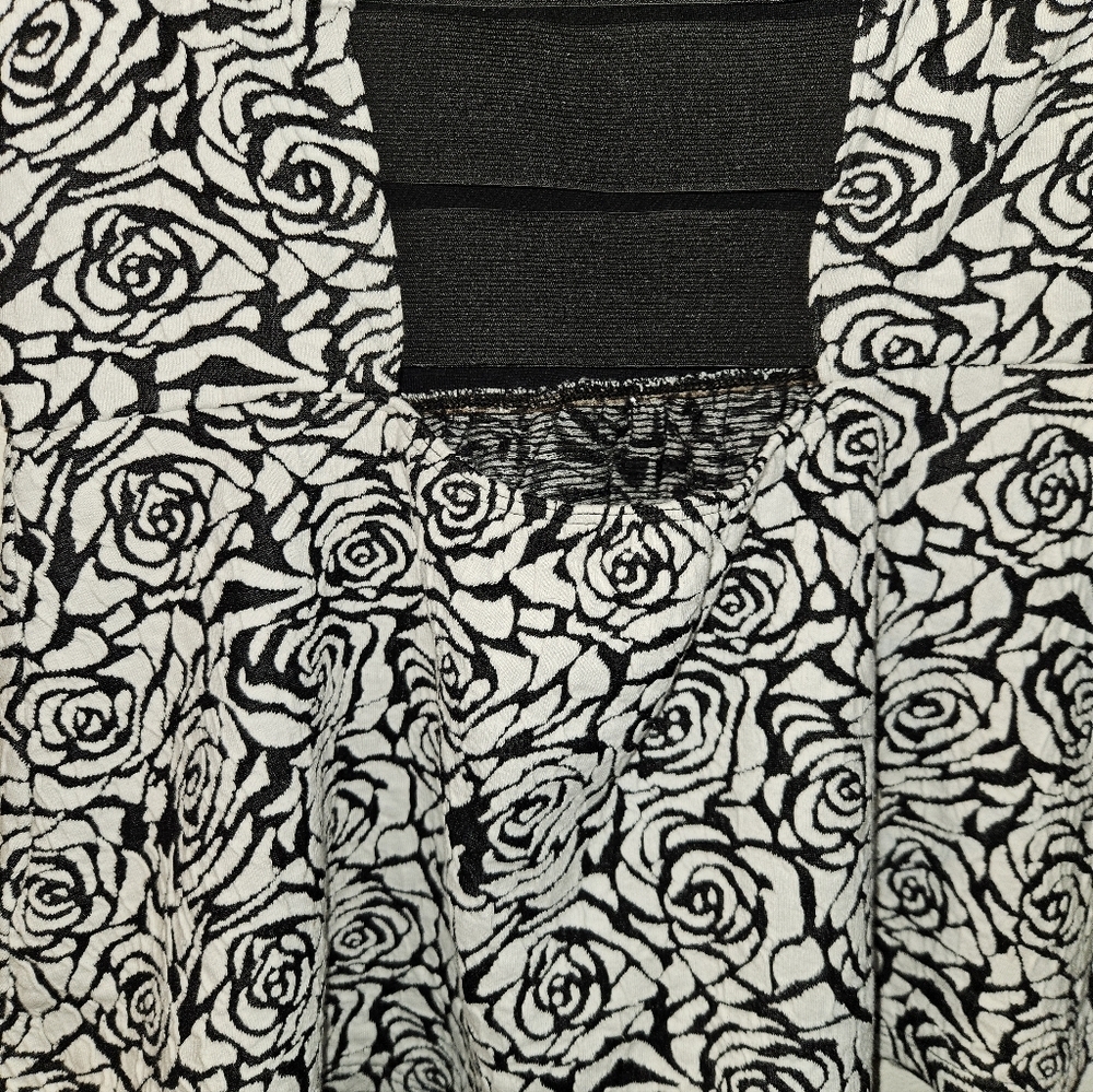 Pins And Needles Womans Black And White Floral Strapless Top Size L - Picture 10 of 13